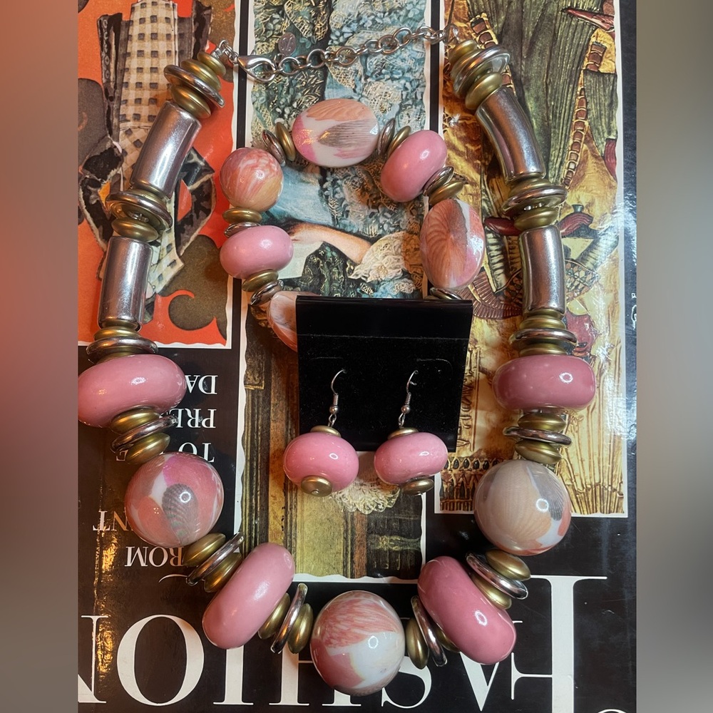 Vintage Y2K Beachy Pink Seashell Patterned Silvertone Chunky Beaded Jewelry Set - Picture 7 of 9